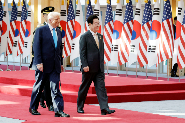 이재명 대통령과 도널드 트럼프 미국 대통령이 29일 경북 경주박물관에서 열린 공식 환영식에서 의장대를 사열하고 있다. 연합뉴스