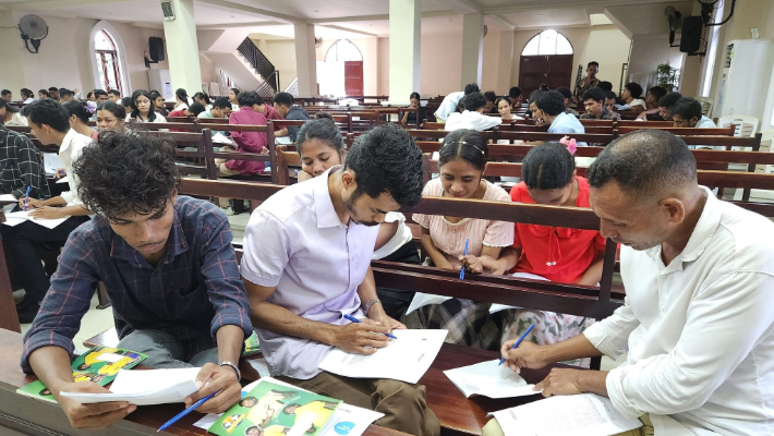 동티모르 교회에서 성경공부 모임에 참여하고 있는 성도들. 손현성 선교사 제공