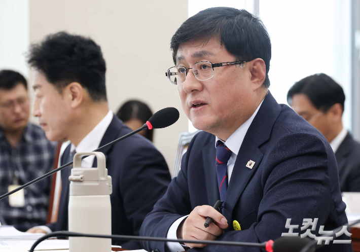 김성환 기후에너지환경부 장관이 14일 서울 여의도 국회에서 열린 기후에너지환경위원회의 기후에너지환경부 등에 대한 국정감사에서 의원 질문에 답변을 하고 있다. 윤창원 기자