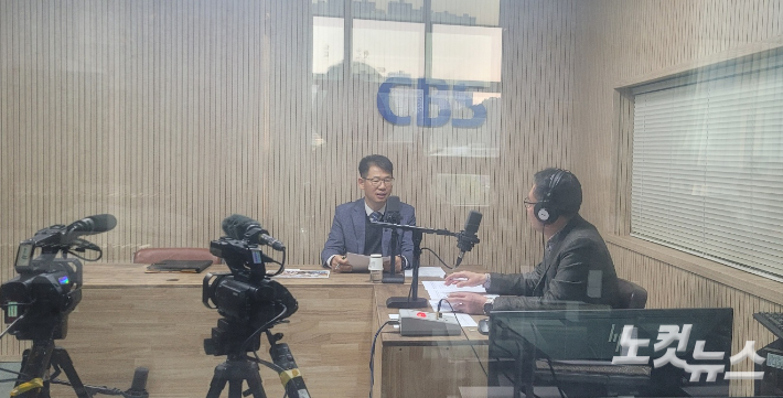 왼쪽부터 김왕일 충청북도 노인복지과장, 김종현 앵커. 충북CBS