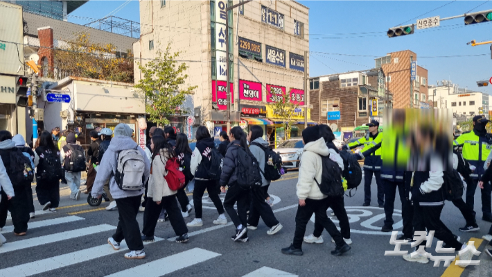 29일 오후 3시 서울 성동구의 한 고교 옆 중학교 학생들이 하교하고 있다. 경찰이 안전을 위해 통행을 안내하는 모습. 김지은 기자 