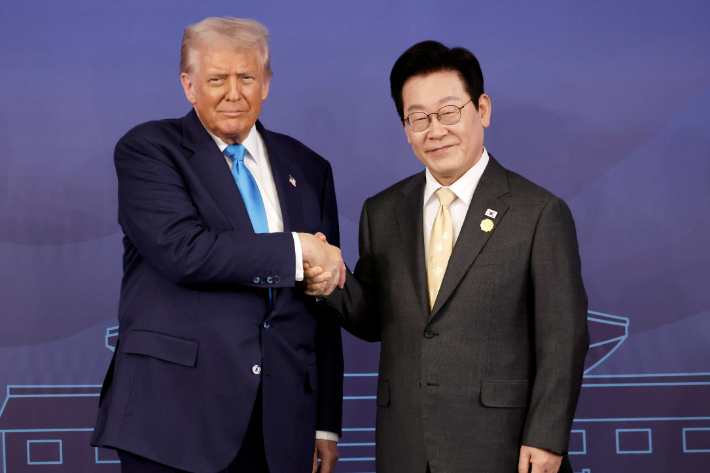 이재명 대통령과 도널드 트럼프 미국 대통령이 29일 경북 경주박물관에서 한미 정상회담 기념촬영을 하고 있다. 연합뉴스