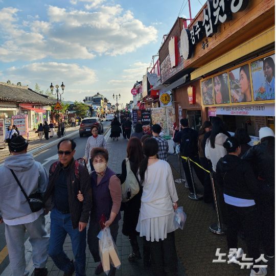 29일 오후 경주 황리단길. 평일 낮 시간대임에도 많은 관광객이 오가고 있다. 문석준 기자