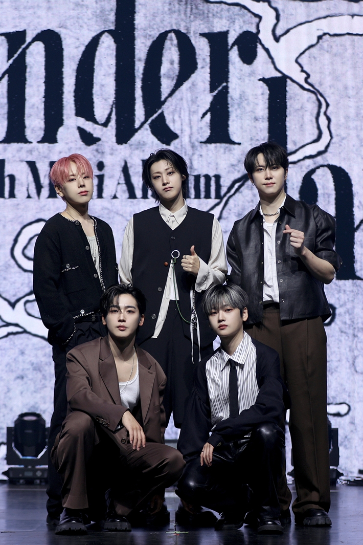 위아이의 타이틀곡은 리더 장대현이 작사, 작곡, 편곡에 참여한 '홈'이다. 위엔터테인먼트 제공