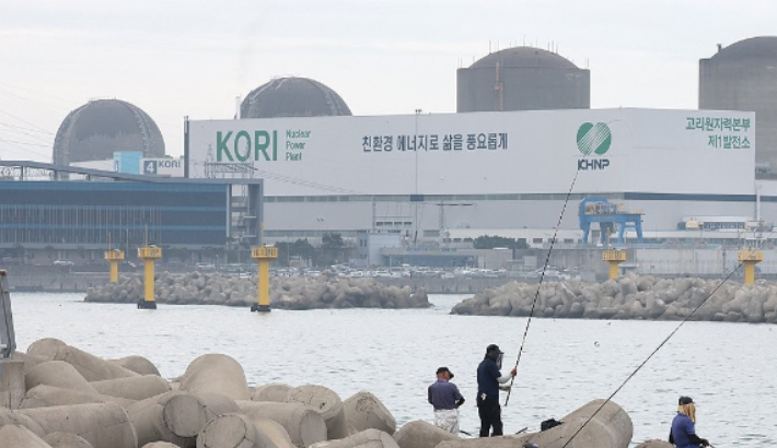 부산 기장군 장안읍 월내 쪽에서 바라본 고리2호기(오른쪽 두 번째) 모습. 연합뉴스