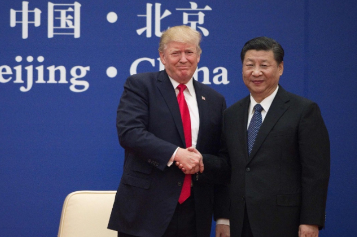 2017년 11월 9일 중국 베이징에서 만나 악수하는 트럼프 미국 대통령(왼쪽)과 시진핑 국가주석. 연합뉴스