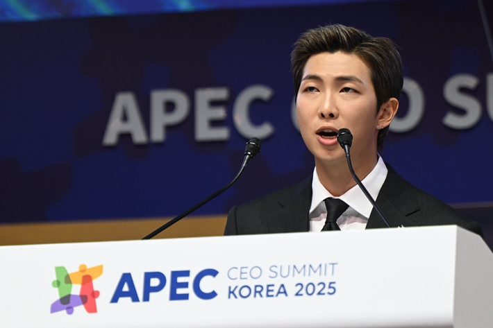 그룹 방탄소년단 리더 RM이 29일 경북 경주 예술의전당에서 열린 '2025 APEC CEO 서밋'에서 'APEC 지역 내 문화산업과 K-컬처 소프트파워'를 주제로 연설하는 모습. 연합뉴스