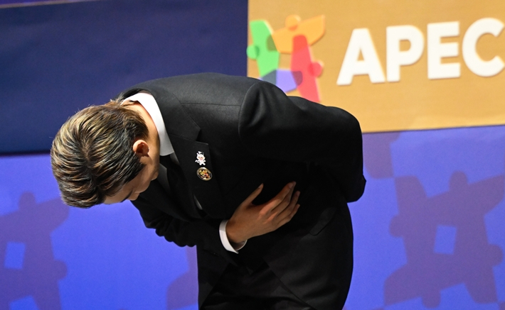 RM이 청중에게 인사하는 모습. 연합뉴스