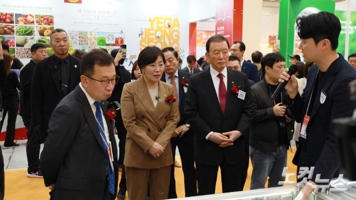 송미령 농림축산식품부 장관(가운데)이 29일 오후 서울 강남구 코엑스에서 열린 2025 푸드위크 코리아 개막식에서 홍문표 한국농수산식품유통공사(aT) 사장(오른쪽), 조상현 코엑스 대표이사와 함께 전시장을 관람하고 있다. 노컷뉴스