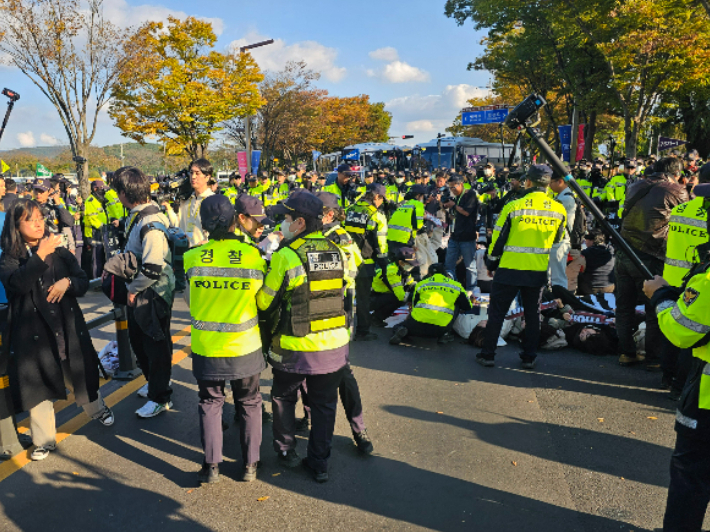 경주박물관 인근에서 진보단체 집회 참가자들과 경찰이 맞서고 있다. 독자 제공