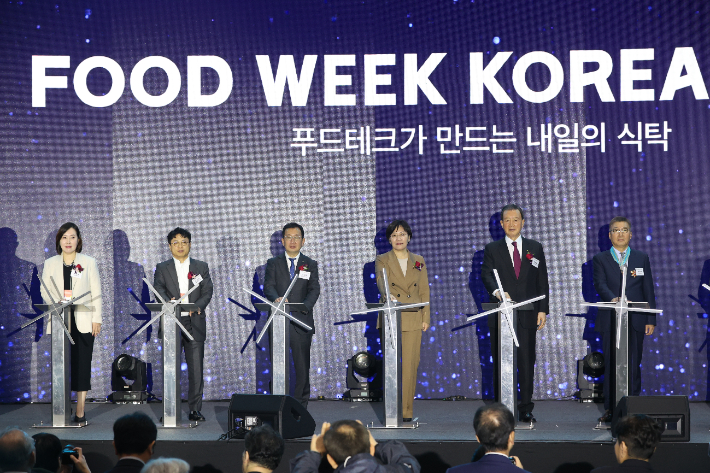 송미령 농림축산식품부 장관(왼쪽 네번째)이 29일 서울 강남구 코엑스에서 열린 '푸드위크 코리아' 개막식에서 개막 기념 퍼포먼스를 하고 있다. 연합뉴스