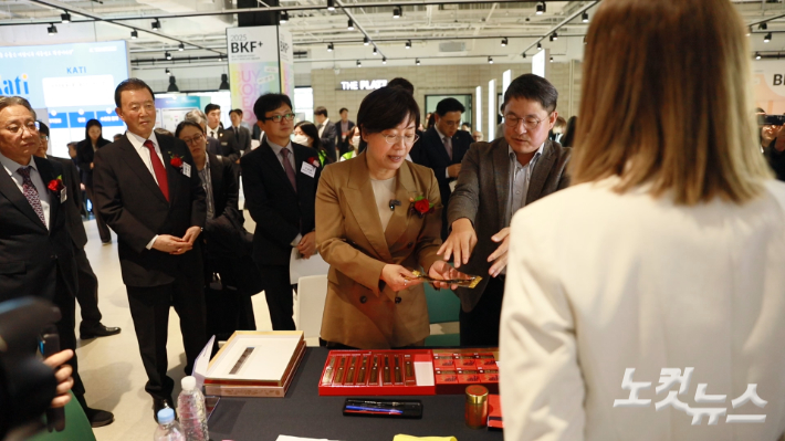 송미령 농림축산식품부 장관이 29일 오후 서울 강남구 코엑스에서 열린 2025 푸드위크 코리아 개막식에서 전시장을 관람하며 상품에 대해 질문을 하고 있다. 노컷뉴스