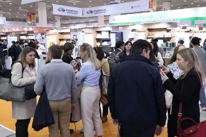 29일 서울 강남구 코엑스에서 열린 '2025 푸드위크 코리아'에서 외국인 참관객들이 전시를 둘러보고 있다. 연합뉴스
