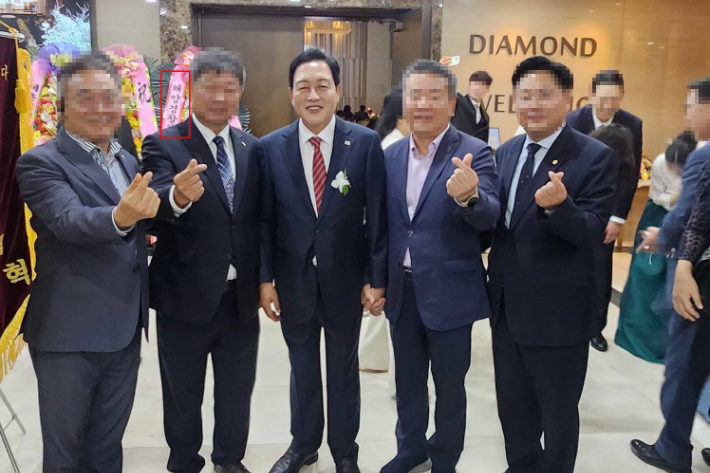 참석자 뒤로 '해양경찰'이라고 적힌 화환이 보인다. 가운데는 김선교 의원. 최호섭 안성시의회 운영위원장 스레드 캡처