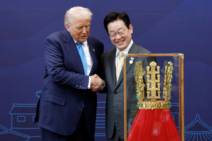 '천마총 금관 모형'과 한미 정상     (경주=연합뉴스) 한상균 기자 = 이재명 대통령이 29일 경북 경주박물관에서 도널드 트럼프 미국 대통령에게 '천마총 금관 모형'을 선물한 뒤 악수하고 있다. 2025.10.29 [대통령실통신사진기자단]     xyz@yna.co.kr (끝)   <저작권자(c) 연합뉴스, 무단 전재-재배포, AI 학습 및 활용 금지> 연합뉴스