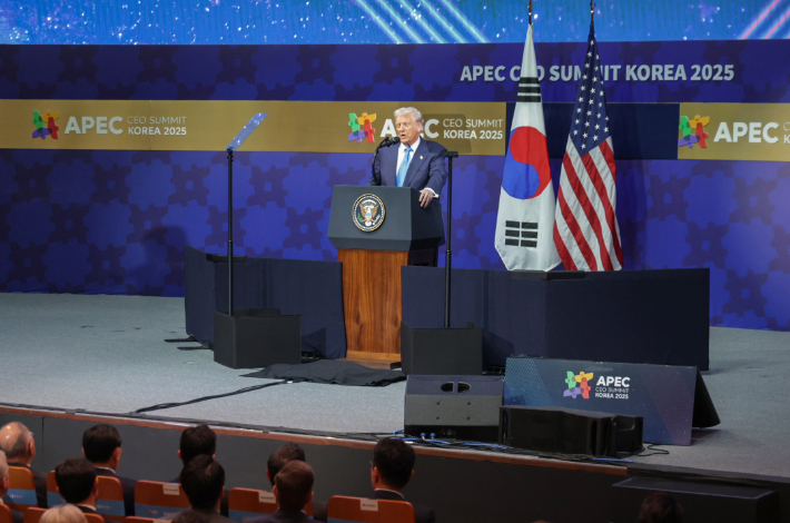 도널드 트럼프 미국 대통령이 29일 경북 경주 예술의전당에서 열린 '2025 아시아태평양경제협력체 최고경영자 서밋(APEC CEO SUMMIT)'에 참석해 연설하고 있다. 연합뉴스