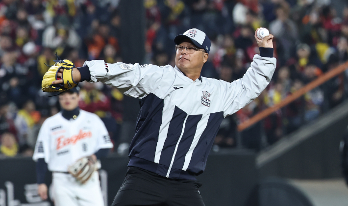 29일 대전 한화생명 볼파크에서 열린 2025 프로야구 KBO 리그 포스트 시즌 한국 시리즈 3차전 LG 트윈스와 한화 이글스의 경기. 프로야구 한화 이글스의 1999년 한국 시리즈 우승을 이끈 구대성이 시구를 하고 있다. 연합뉴스