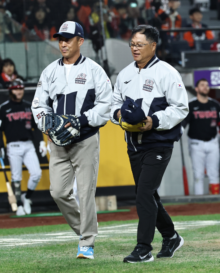 29일 대전한화생명볼파크에서 열린 2025 프로야구 KBO리그 포스트시즌 한국시리즈 3차전 LG 트윈스와 한화 이글스의 경기. 1999년 한화의 한국시리즈 우승을 이끈 배터리였던 구대성과 조경택이 시구ㆍ시포를 마치고 퇴장하고 있다. 연합뉴스