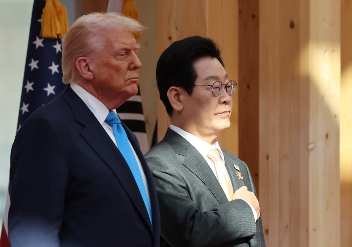 이재명 대통령이 29일 경북 경주박물관에서 열린 도널드 트럼프 미국 대통령 공식 환영식에서 국기에 경례하고 있다. 연합뉴스