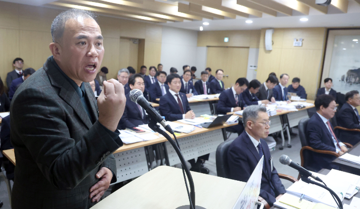 명태균 블랙홀 된 경남도 국감     (창원=연합뉴스) 김동민 기자 = 정치 브로커 명태균 씨가 28일 오전 경남도청에서 열린 국회 행정안전위원회 경남도청 국감에서 증인으로 나와 의원 질의에 답하고 있다. 2025.10.28     image@yna.co.kr (끝)   <저작권자(c) 연합뉴스, 무단 전재-재배포, AI 학습 및 활용 금지> 연합뉴스