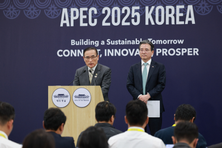  위성락 국가안보실장과 김용범 정책실장이 29일 경북 경주 APEC 미디어센터에서 한미 정상회담 관련 브리핑을 하고 있다. 연합뉴스