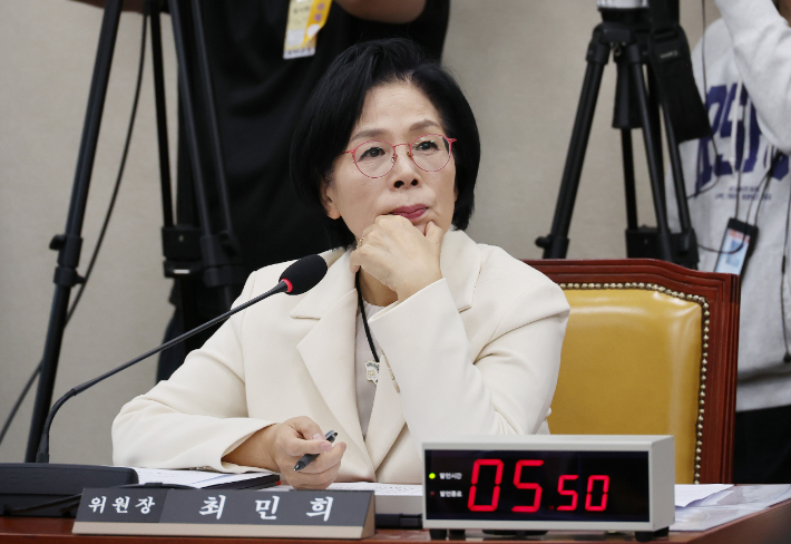 29일 서울 여의도 국회 과학기술정보방송통신위원회에서 열린 과학기술정보통신부 등에 대한 종합감사에 최민희 위원장이 참석해 있다. 연합뉴스