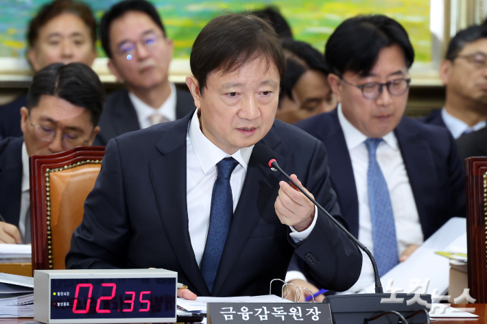 27일 서울 여의도 국회에서 열린 정무위원회의 금융위원회·금융감독원 등에 대한 종합감사에서 이찬진 금융감독원장이 의원 질의에 답변을 하고 있다. 윤창원 기자