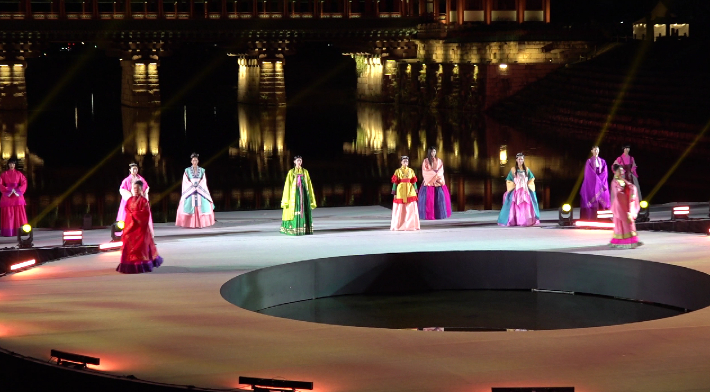 경주 월정교에서 열린 한복패션쇼. 정진원 기자