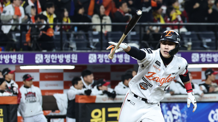 29일 대전한화생명볼파크에서 열린 2025 프로야구 KBO리그 포스트시즌 한국시리즈 3차전 LG 트윈스와 한화 이글스의 경기. 8회말 2사 만루 한화 심우준이 2타점 적시타를 치고 있다. 연합뉴스