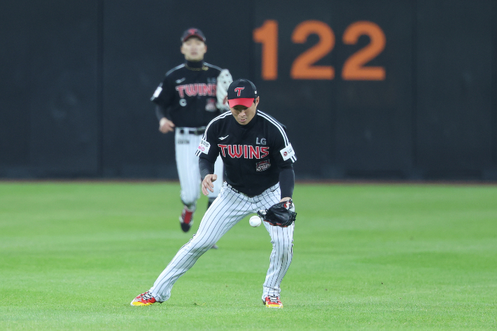 29일 대전한화생명볼파크에서 열린 2025 프로야구 KBO리그 포스트시즌 한국시리즈 3차전 LG 트윈스와 한화 이글스의 경기. 2회말 1사 1,2루 한화 이도윤 내야 뜬공 때 LG 유격수 오지환이 고의낙구를 통해 더블플레이 상황을 만들고 있다. 연합뉴스