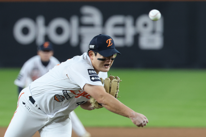 29일 대전한화생명볼파크에서 열린 2025 프로야구 KBO리그 포스트시즌 한국시리즈 3차전 LG 트윈스와 한화 이글스의 경기. 8회초 한화 김서현이 역투하고 있다. 연합뉴스