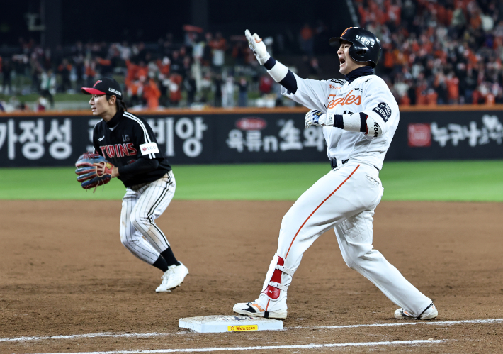 29일 대전한화생명볼파크에서 열린 2025 프로야구 KBO리그 포스트시즌 한국시리즈 3차전 LG 트윈스와 한화 이글스의 경기. 8회말 2사 2, 3루 한화 최재훈이 2타점 적시타를 치고 환호하고 있다. 연합뉴스