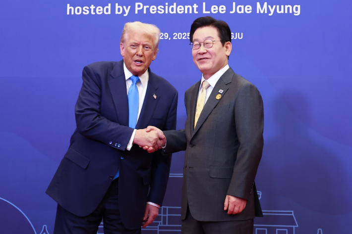 이재명 대통령이 29일 경북 경주 힐튼호텔 그랜드볼룸에서 열린 대통령 주최 정상 특별만찬에 앞서 도널드 트럼프 미국 대통령을 영접하고 있다. 연합뉴스