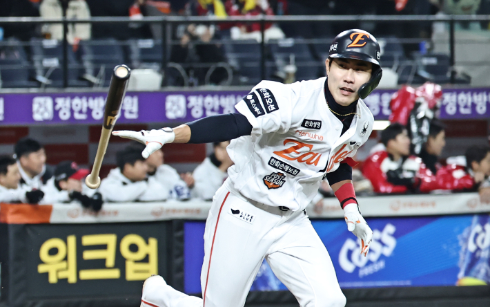 29일 대전한화생명볼파크에서 열린 2025 프로야구 KBO리그 포스트시즌 한국시리즈 3차전 LG 트윈스와 한화 이글스의 경기. 8회말 2사 만루 한화 심우준이 2타점 적시타를 치고 기뻐하고 있다. 연합뉴스