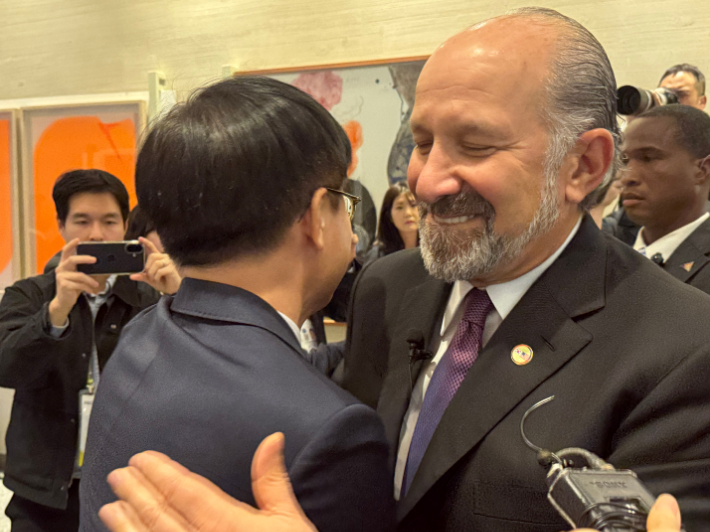 하워드 러트닉 미국 상무부 장관과 김정관 산업통상부 장관이 29일 오후 경북 경주 예술의전당에서 열린 한미 비즈니스 라운드 테이블에 참석 직전 포옹하고 있다. 연합뉴스