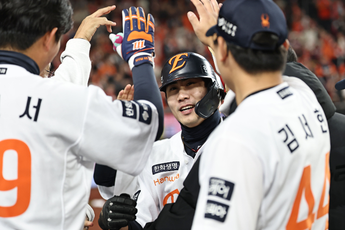 29일 대전한화생명볼파크에서 열린 2025 프로야구 KBO리그 포스트시즌 한국시리즈 3차전 LG 트윈스와 한화 이글스의 경기. 8회말 2사 2, 3루 한화 최재훈의 적시타로 홈을 밟은 심우준이 동료 선수들의 축하를 받고 있다. 연합뉴스