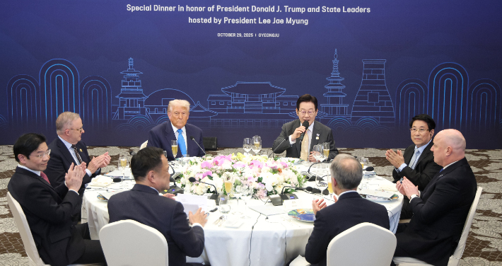 이재명 대통령이 29일 경북 경주 힐튼호텔 그랜드볼룸에서 열린 이 대통령 주최 정상 특별만찬에서 환영사를 하고 있다. 왼쪽은 도널드 트럼프 미국 대통령. 연합뉴스