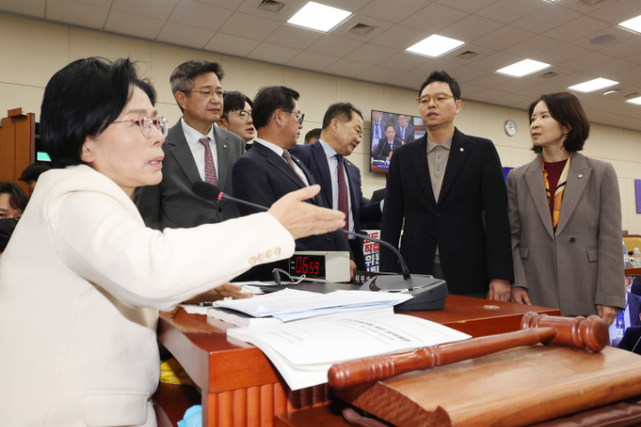 29일 서울 여의도 국회 과학기술정보방송통신위원회에서 열린 과학기술정보통신부 등에 대한 종합감사에서 최민희 위원장이 최수진 의원 등 국민의힘 의원들로부터 사퇴요구를 받고 있다. 연합뉴스