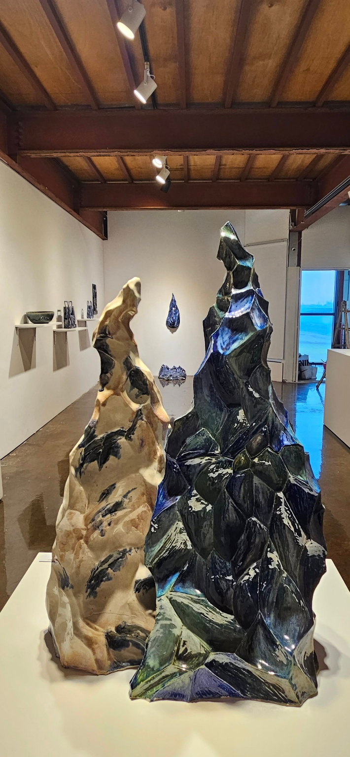 김지인 작가의 첫 개인전  "흐르는 감정-위로의 파도"가 11월 2일까지 김포 CICA 미술관에서 열린다. 김 작가 제공