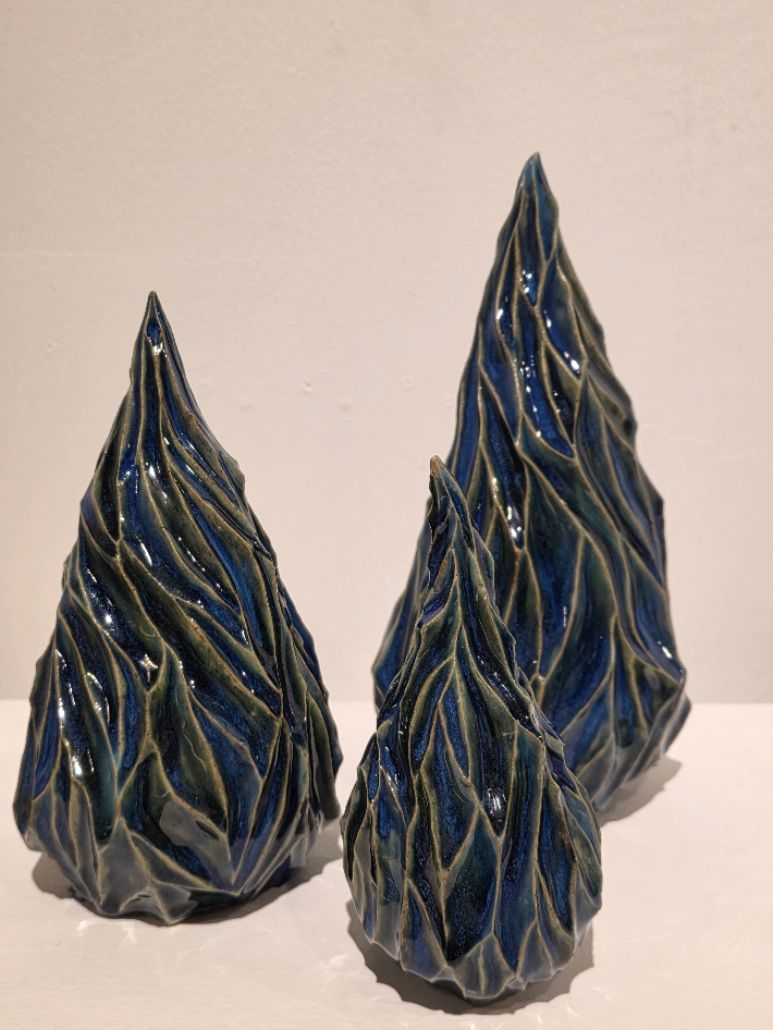 김지인, 'Drops(방울지다)', Glazed ceramic, (왼쪽부터)25.5x12x12cm, 18x7x7cm, 21.5x9.5x9.5cm(2025). 곽인숙 기자