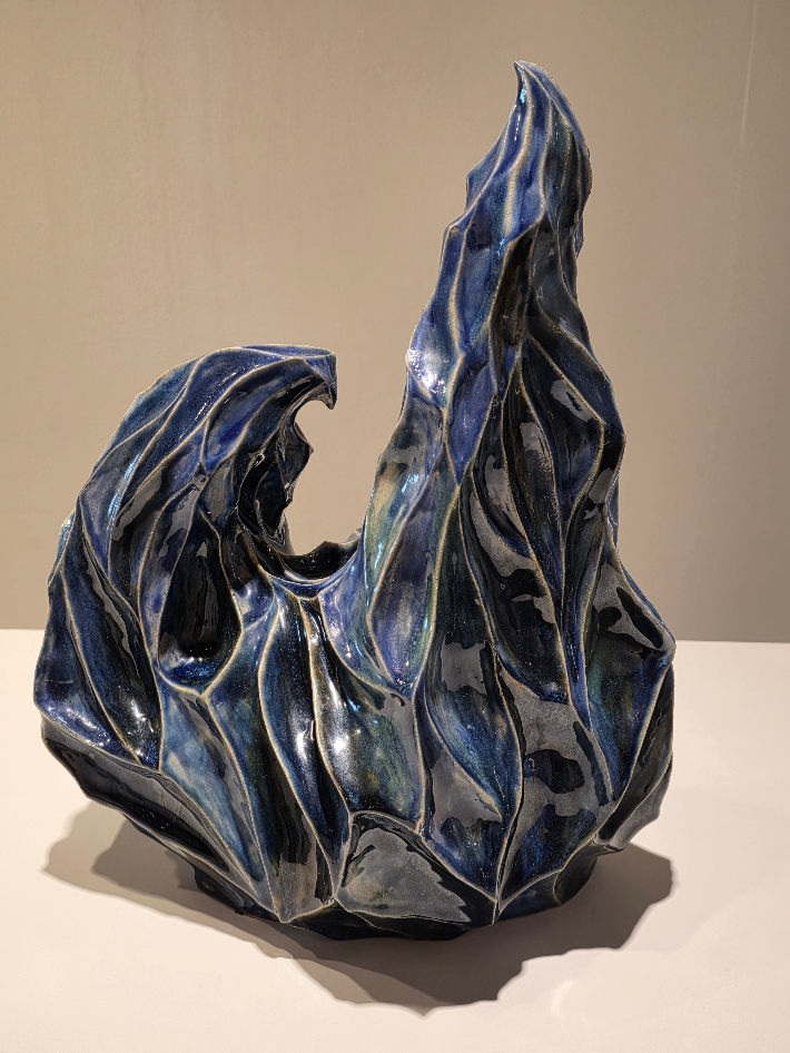 김지인, 'Emergence(부상하다)', Glazed ceramic, 30x12x12cm(2025). 곽인숙 기자