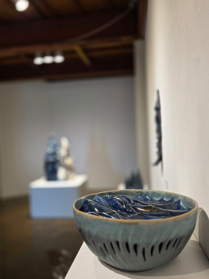 김지인, 'Harbor(품다)', Glazed ceramic, 12x29.5x29.5cm(2025). 곽인숙 기자