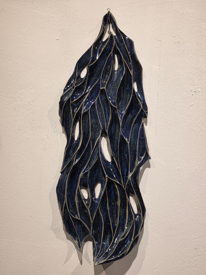 김지인, 'Falling(낙하하다)', Glazed ceramic, 50x20x6cm(2025). 곽인숙 기자