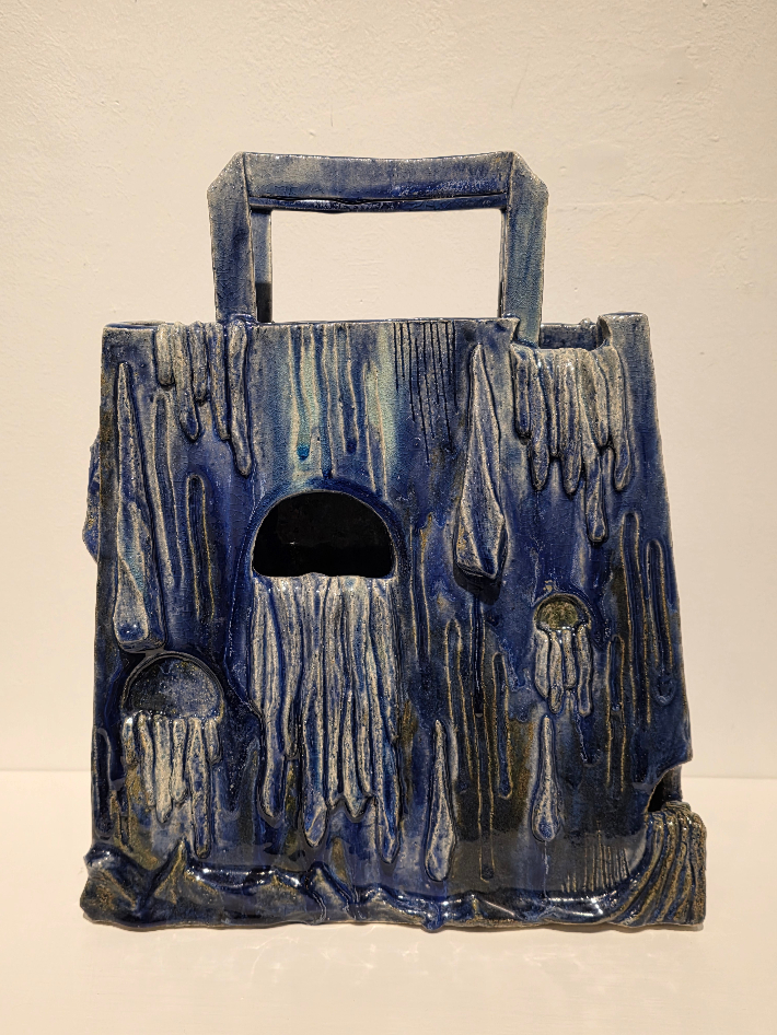 김지인, 'Flowing 2(흘러내리다 2)', Glazed ceramic, 36.4x38.4x17cm(2023). 곽인숙 기자