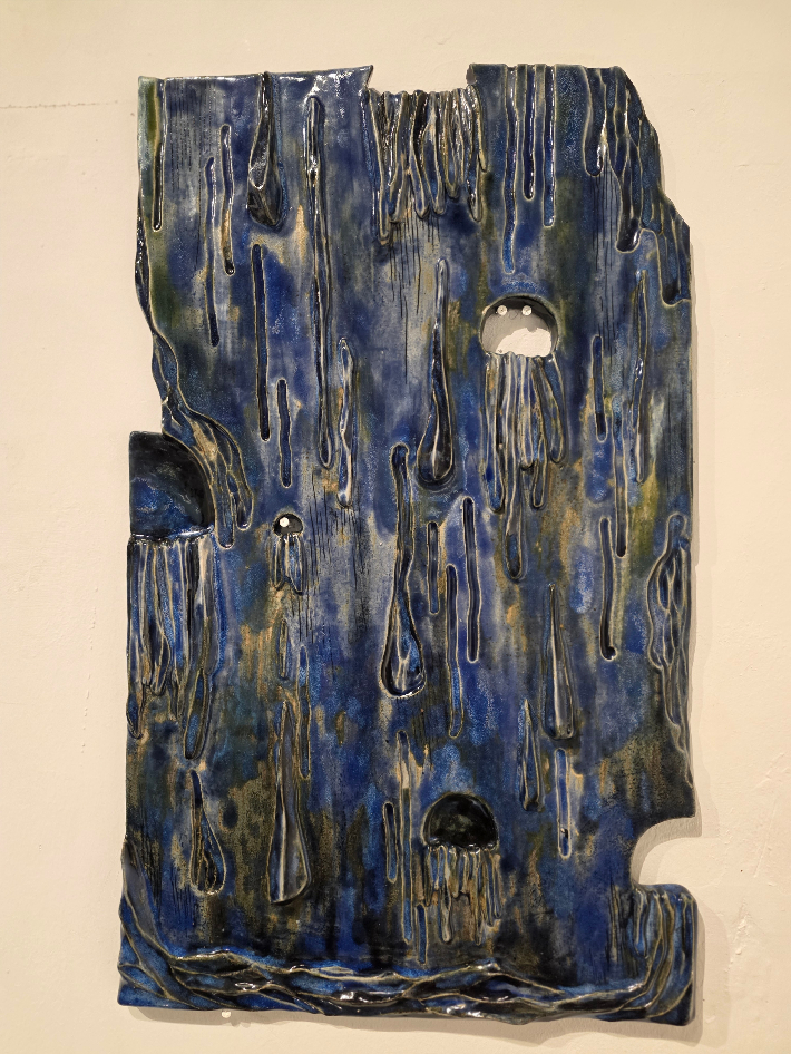 김지인, 'Roil(휘젓다)', Glazed ceramic, 54x32x1cm(2022). 곽인숙 기자