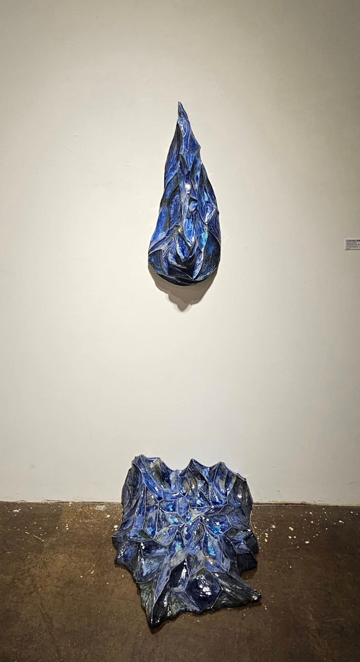김지인, 'Overflowing(범람하다)', Glazed ceramic(위부터) 68.5x28x18.5cm, 27x56.2x59.6cm(2023). 김 작가 제공