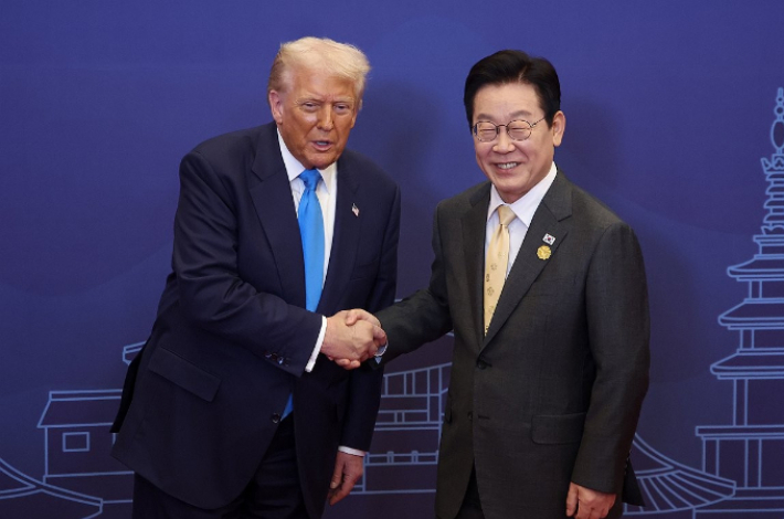 이재명 대통령이 29일 경북 경주 힐튼호텔 그랜드볼룸에서 열린 대통령 주최 정상 특별만찬에 앞서 트럼프 미국 대통령을 영접하고 있다. 연합뉴스