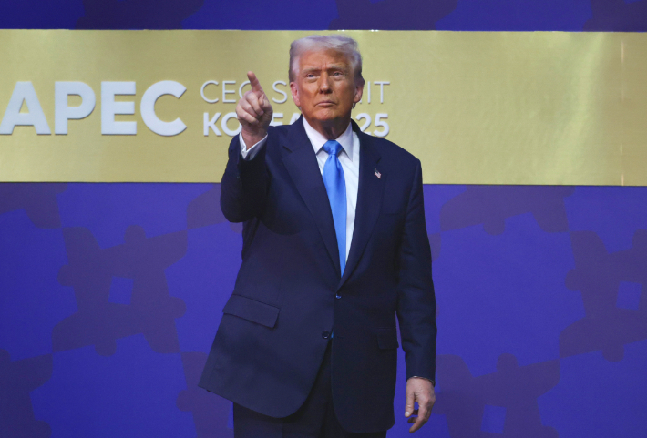 도널드 트럼프 미국 대통령이 29일 경북 경주 예술의전당에서 열린 '2025 아시아태평양경제협력체 최고경영자 서밋(APEC CEO SUMMIT)'에서 연설을 마치고 퇴장하고 있다. 연합뉴스