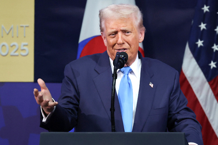 도널드 트럼프 미국 대통령이 29일 경북 경주 예술의전당에서 열린 '2025 아시아태평양경제협력체 최고경영자 서밋(APEC CEO SUMMIT)'에 참석해 연설하고 있다. 연합뉴스