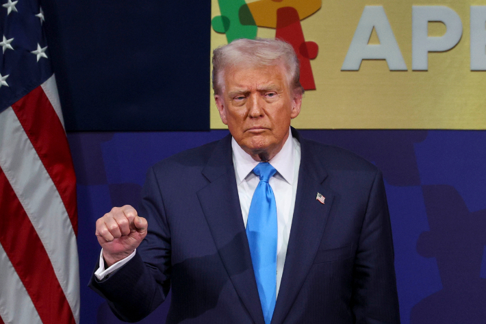 도널드 트럼프 미국 대통령이 29일 경북 경주 예술의전당에서 열린 '2025 아시아태평양경제협력체 최고경영자 서밋(APEC CEO SUMMIT)'에서 연설을 마친 후 주먹을 쥐고 있다. 연합뉴스